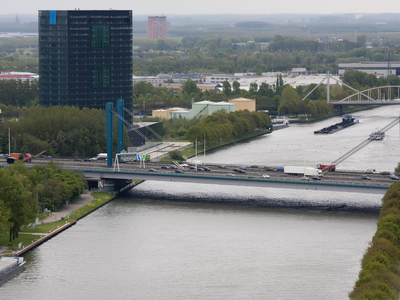 818236 Gezicht op de Galecopperbrug over het Amsterdam-Rijnkanaal te Utrecht vanaf de Prins Clausbrug; links erachter ...